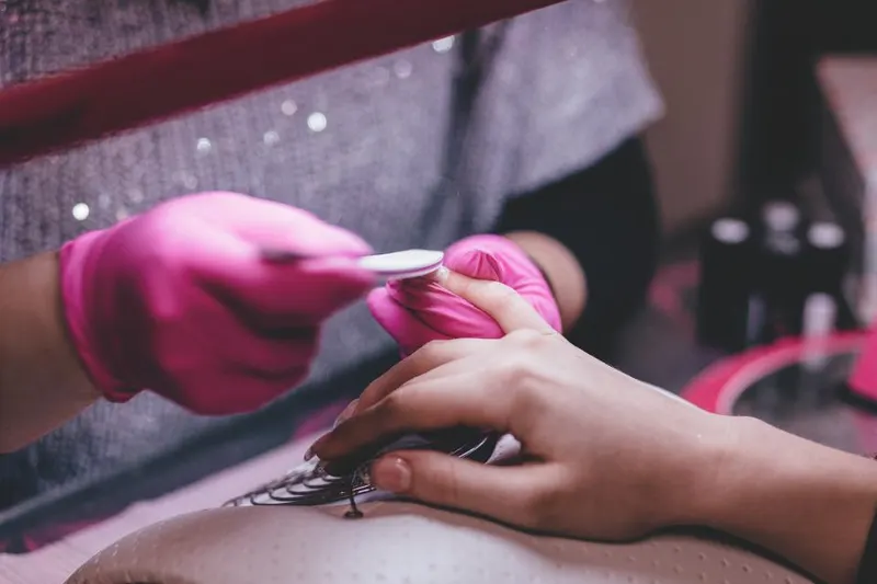Manicure in corso
