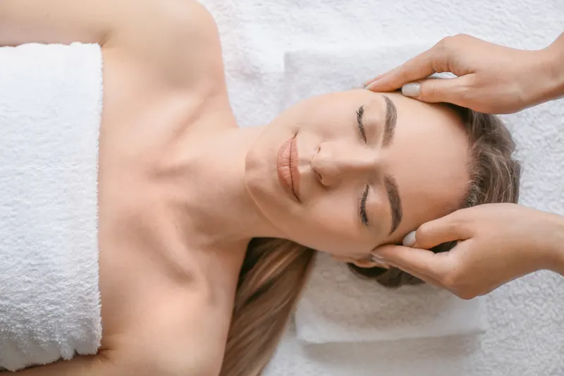 Massaggio al viso durante un trattamento